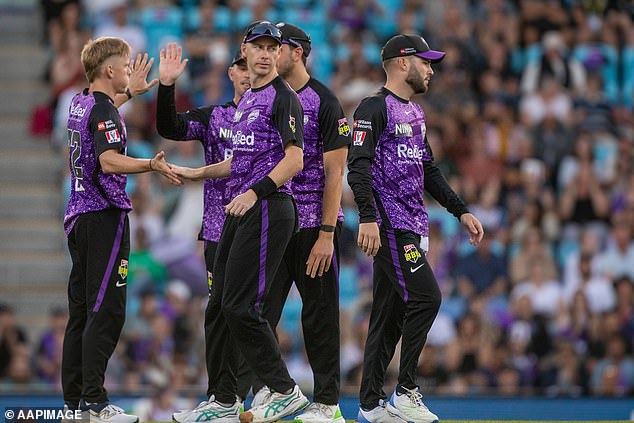 Hobart je odlučio prvi bacati kuglu, jer su njihovi protivnici završili prvu izmjenu s rezultatom 182-7