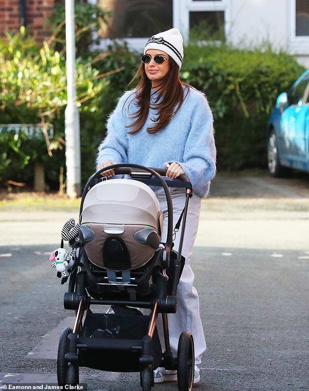 U međuvremenu, nova mama Sasha, 28 godina, zabila je casual chic dok je spojila pahuljasti blijedo plavi skakač i bijeli šešir Chanel Beanie