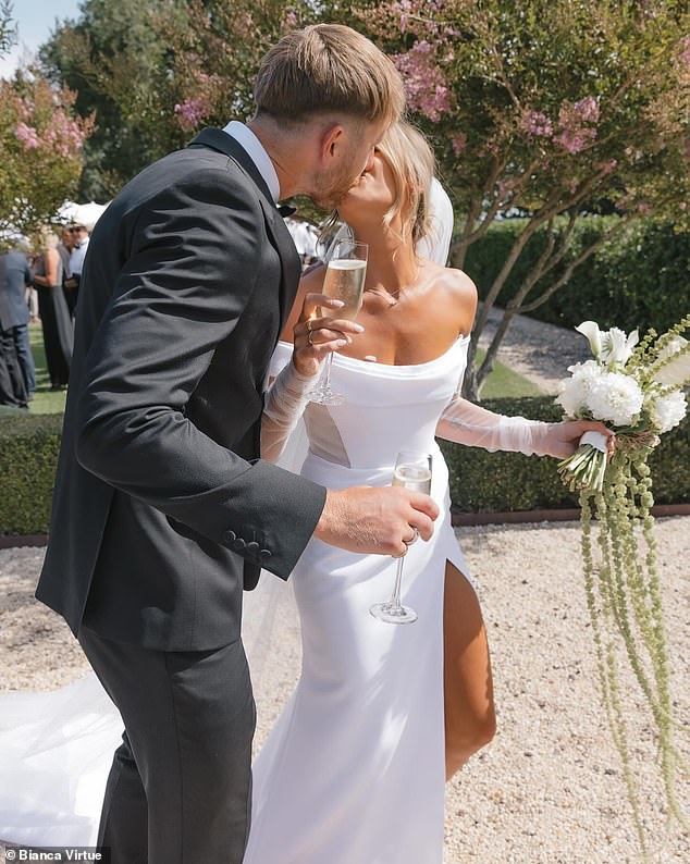 Kate je omamljivala bijelu haljinu od ramena Marquise Atelier.