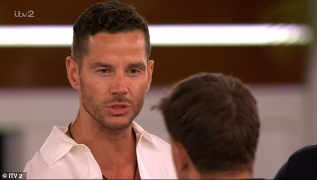 Drama je započela kad je Scott razriješio Luca tijekom igre istine u Dareu, zbog čega se ribara osvetio puštajući Scottove komentare da je s Tinom nešto nedostajalo