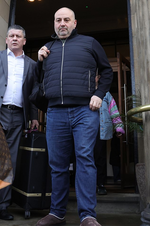Wynne Evans bila je smještena iz turneje strogo uživo. Izvor je rekao suncu: 'Ponavljao je upozorenja o svom ponašanju i rekao da ga ponovno uhvati 