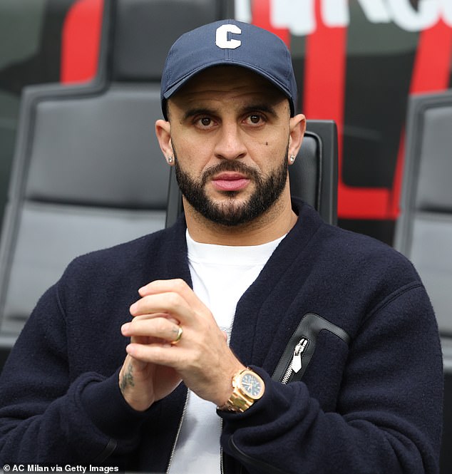 U isto vrijeme njezin suprug Kyle Walker, još uvijek noseći svoj zlatni vjenčani prsten, bio je u Italiji gledajući svoj novi tim, AC Milan