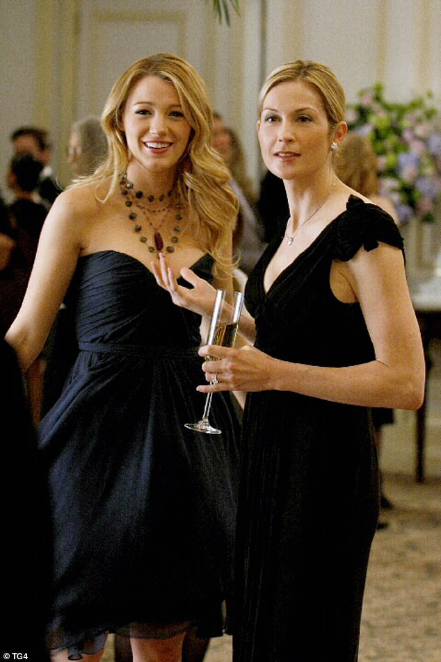 Gossip djevojka s Kelly, desno, kao Lily i suradnika Blake Lively, lijevo, kao Serena