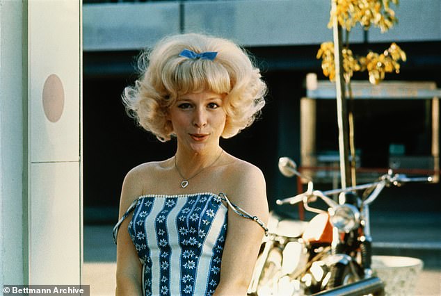 Najpoznatija je po ulozi Debbie Dunham u filmu American Graffiti iz 1973. godine (viđen gore u karakteru)