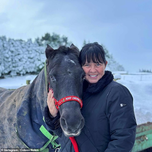 TV zvijezda, 59, podigla je poklopac gdje joj ide plaća i nagovijestila je da sve nije onako kako se čini (na slici na njenoj farmi)