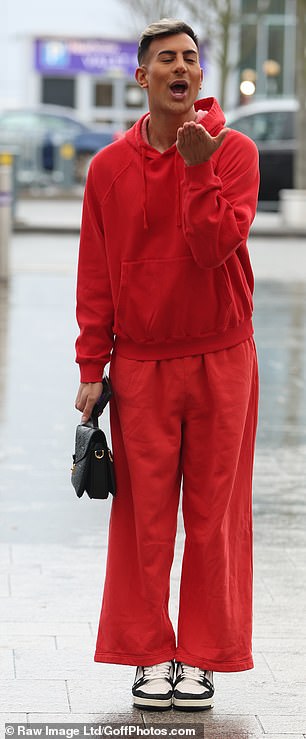 Junaid se istaknuo u privlačnoj crvenoj pjesmi