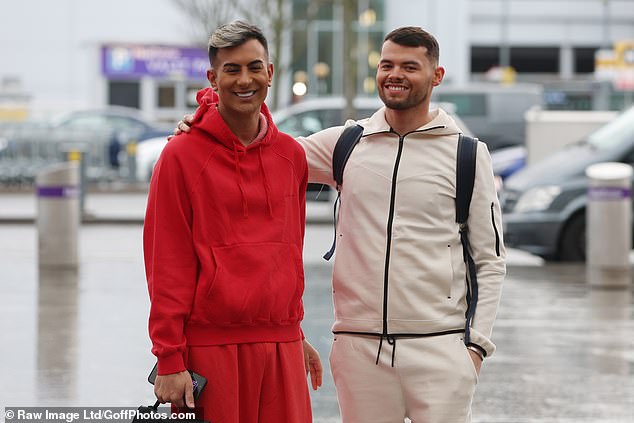 Joe je stigao u zračnu luku u krem ​​stazi