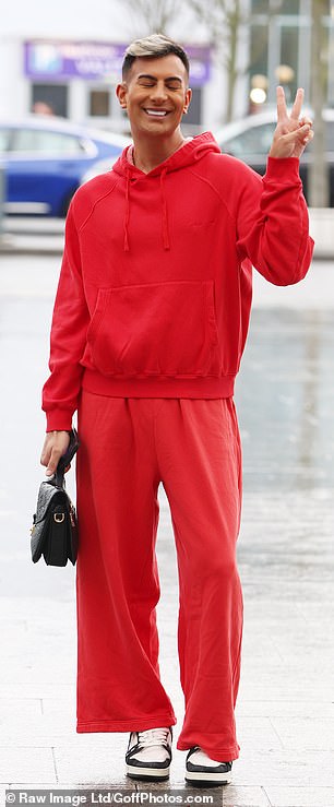 Par je podijelio poljubac prije nego što se uputio unutra na prijavu i upoznao njihove zvijezde