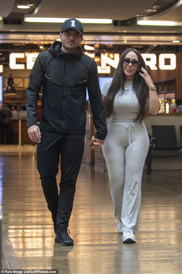 Jordan Brook i Sophie Kasaei izgledali su voljeno dok su prolazili ruku pod ruku kroz terminal