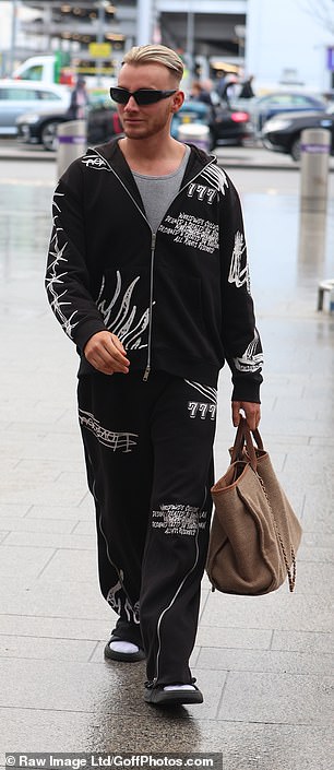 Harry je izgledao elegantno u crnoj kapuljači s uzorkom i trkačima, dok je skrivao oči iza tamnih nijansi