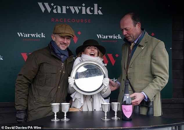 Podignite me, jedan od tri konja koje Horner ima u njihovom dvorištu, sada se očekuje da će se u ožujku natjecati na mjestu St. James.