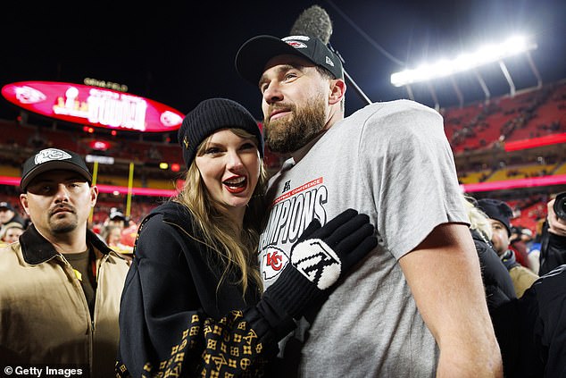 Swift i Beau Travis Kelce prigrlili su se u nedjelju na stadionu Arrowhead u Kansas Cityju nakon što su njegovi poglavari pobijedili Buffalo Bills u AFC Championship utakmici