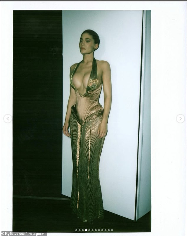 Njezin je post uključivao razne zakulisne pojave od njenog nastupa u emisiji Jean Paul Gaultier Haute Couture Paris Fashion Week Show