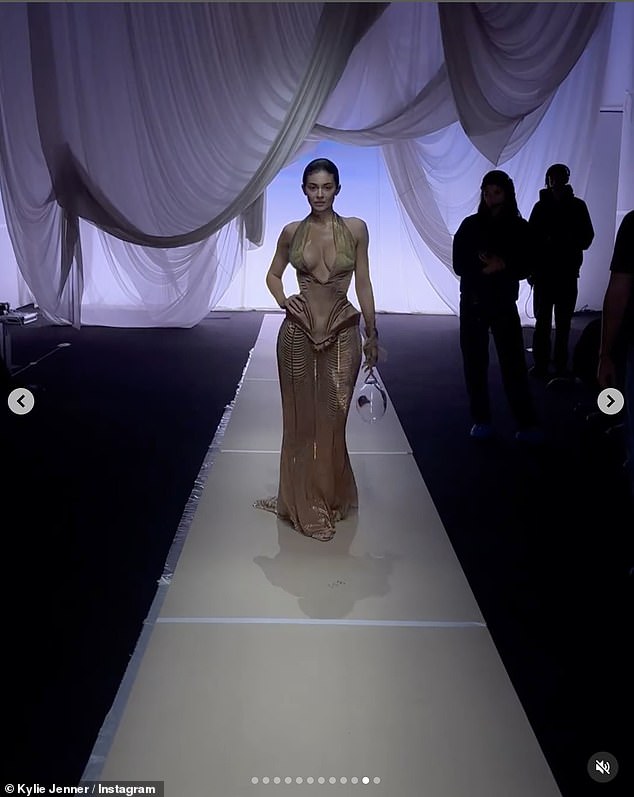 Kyliein pretposljednji post u seriji bio je od njenog odlaska niz pistu, no činilo se da nije dio stvarne emisije, samo jedna od raznih poznatih osoba koje su prisustvovale