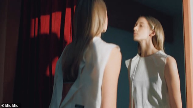 Ona se također pojavljuje u promotivnom videu za kolekciju ¿koji se usredotočuje na