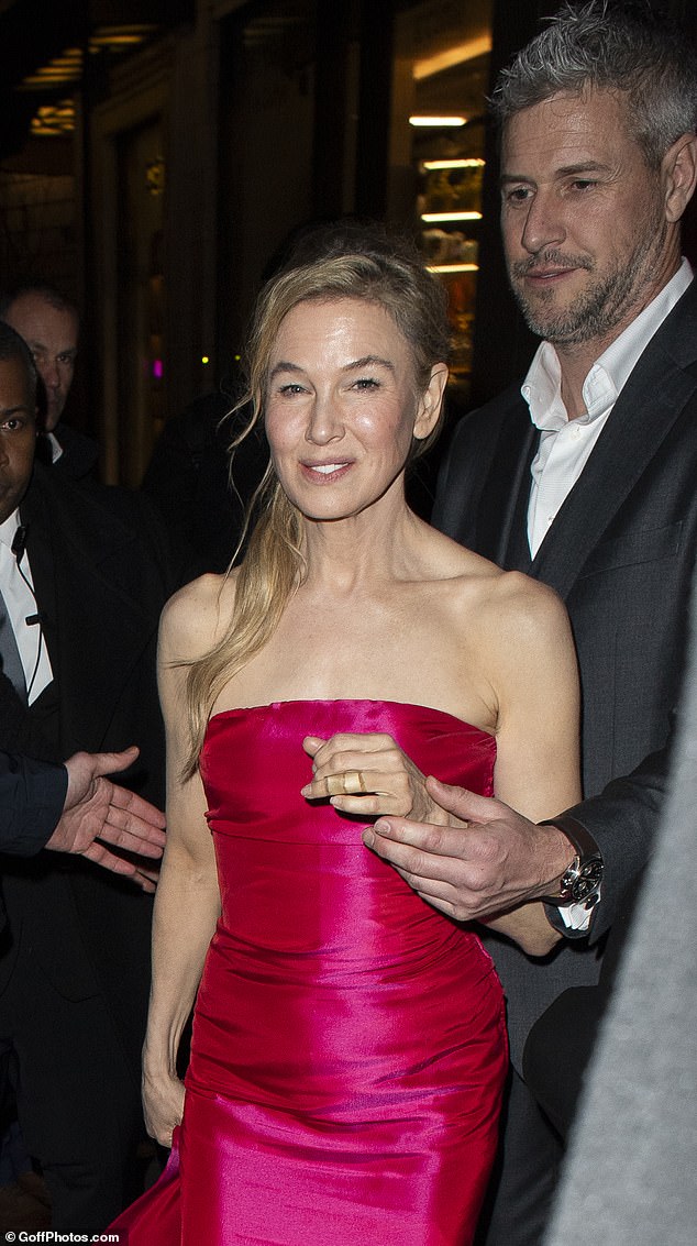 Voljeni par spakiran na PDA dok su izlazili iz zvjezdanog basha, održanog u Brasserie Zedel u Londonu