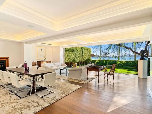 Nakon što je 2019. godine odabrao zadivljujuću kuću za vrh za 18 milijuna dolara, par je ušao u zapanjujućih 35 milijuna dolara za obnovljenu ljetnikovcu (na slici unutrašnjosti)