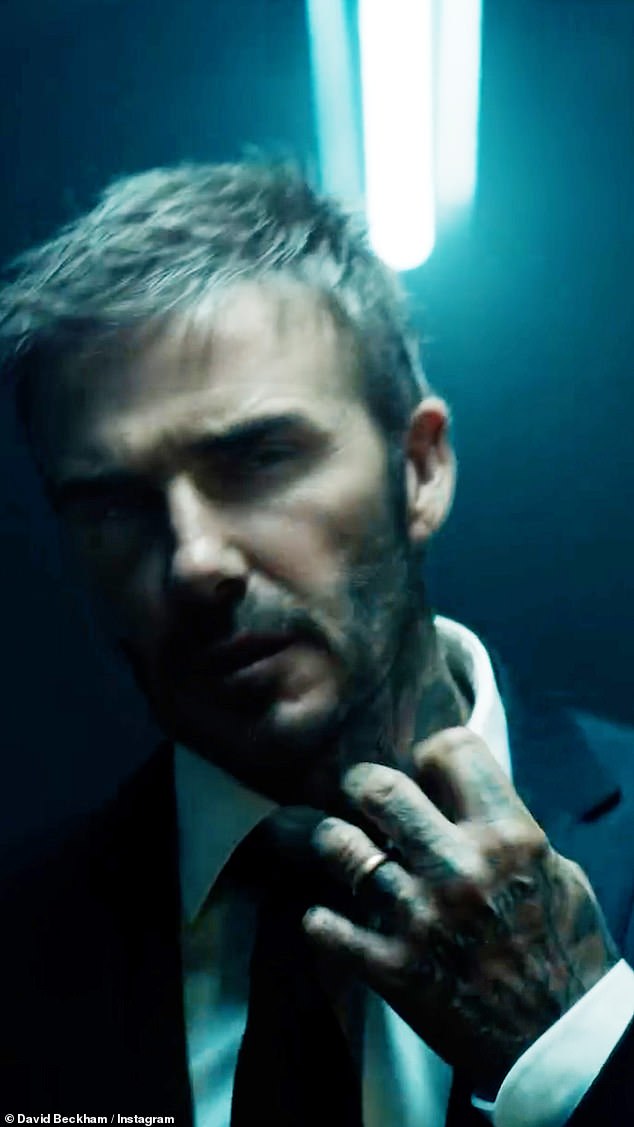 Zatim je nastavio skinuti odijelo, otkinuvši kravatu prije nego što je uklonio jaknu i košulju