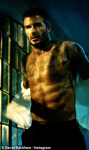 David je u četvrtak sigurno pojačao vrućinu dok je prikazao svoj rippling abs u novom sjajnom videu kako bi zadirkivao šefovu kampanju