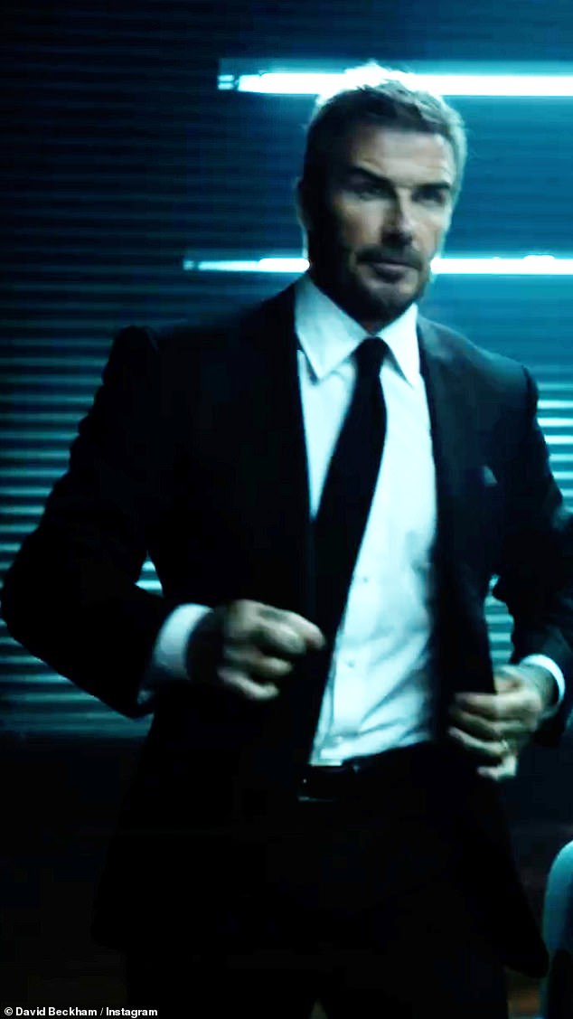 Videozapis, koji je David prenio na svoju Instagram stranicu, vidio ga je kako izlazi iz klasičnog sportskog automobila u oštrom crnom odijelu prije nego što je srušio slabo osvijetljeni tunel