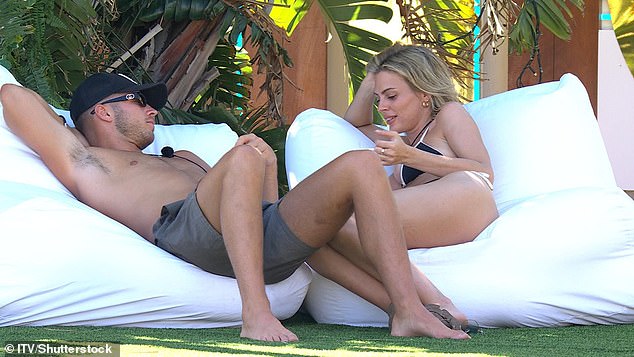 Sljedećeg jutra Danielle i Ron razgovaraju o vrećicama graha, jer jasno daje do znanja da nema samo oči za Curtisa