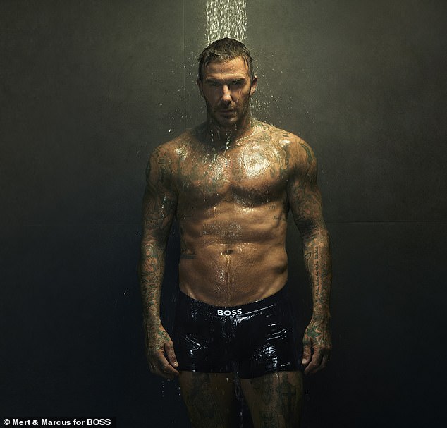 Potom je zakoračio pod tuš za još jedan krug slika, koji će bez sumnje poslati obožavatelje divlje