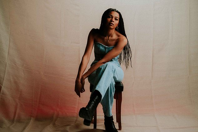 Brook Combe vratio se sa sunčanim albumom, plešući na rubu svijeta, koji maksimalno iskorištava njezin zadimljeni glas