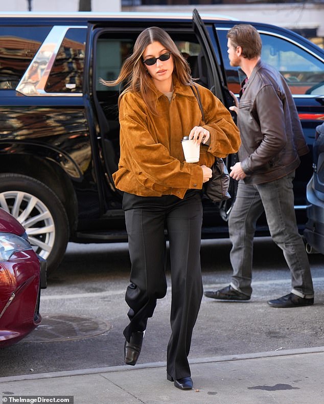 U međuvremenu, njegova supruga od 2018. godine, supermodel Hailey, izgledala je kao slika zdravlja dok je izlazila iz SUV -a s vozačem, noseći šalicu kave za odlazak