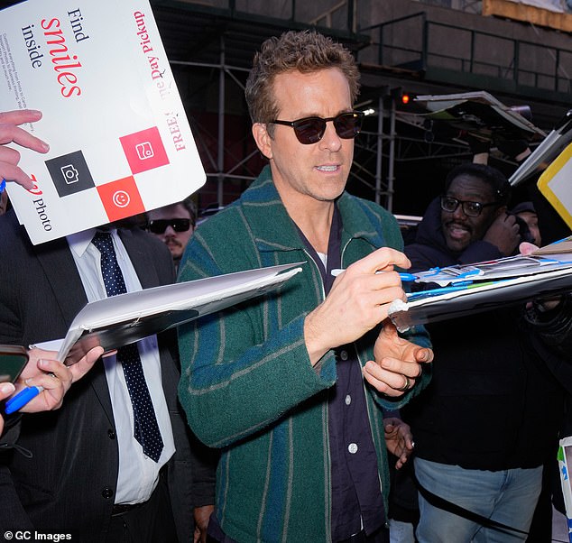 Glumac s A-liste viđen je autogramirajući predmete za obožavatelje na zimski dan