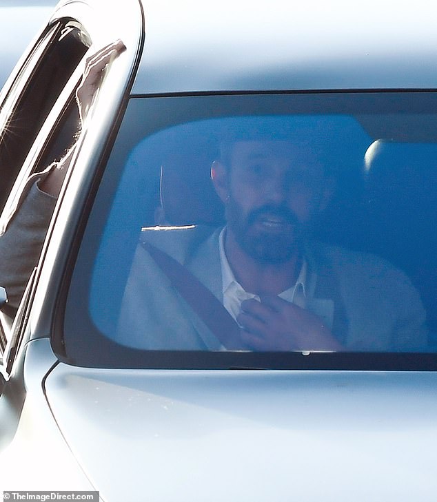 Batmanski glumac izgledao je nervozno dok je tinejdžer vozio svoj luksuzni automobil. U jednom je trenutku imao jednu ruku na okviru prozora, a druga stavljena preko prsa