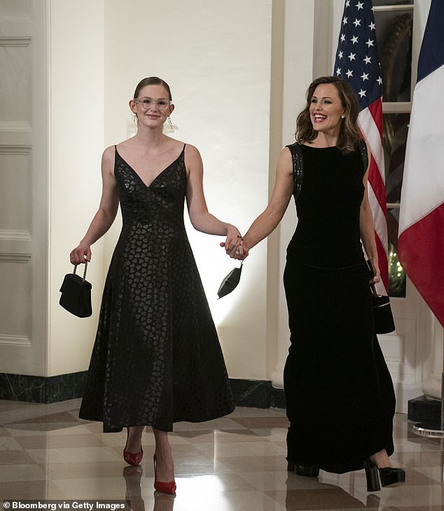 Njihov izlet dolazi usred izvještaja da Affleck i Garner sada 'provode više vremena zajedno nego što su se razveli' kao na stranici šest; Garner viđen s Violet 2022