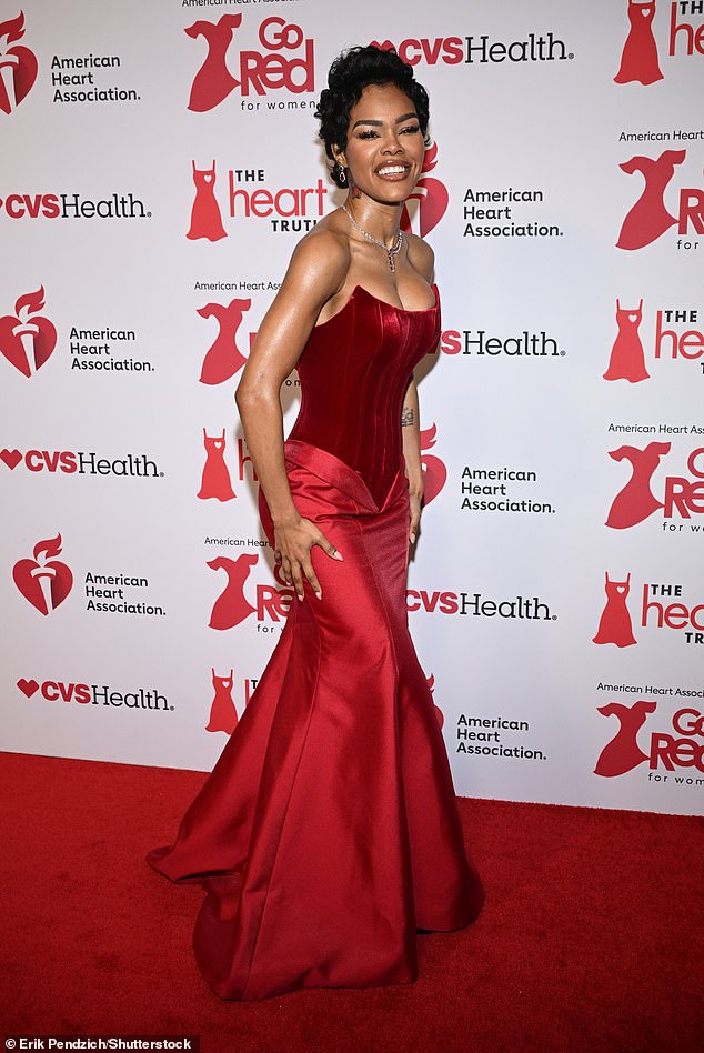 Glumica, 34, izgledala je eterično sa svojom brinetom tiho uvijena i dijamanti oko vrata