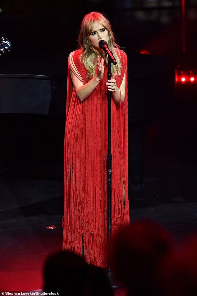 Za njezin set, britanska zvijezda probudila se u rubnu haljinu dužine poda