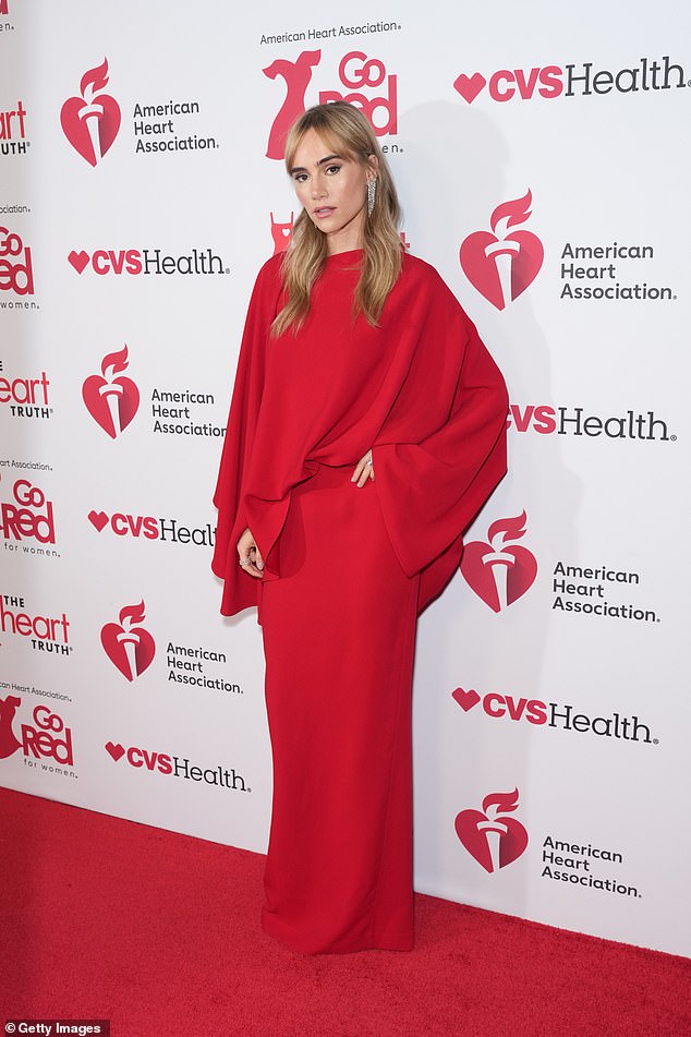 Imao je rukave za batwing i opremljenu suknju dužine poda