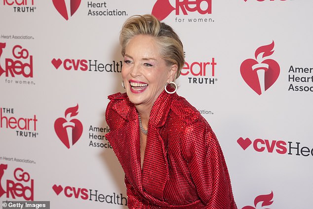 Stone je ljuljao jarko crvenu usnu i klasičnu krilatu eyeliner