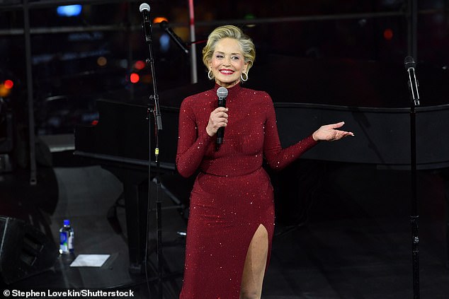 Imao je i odvažni prorez visokog bedara prema jednoj nozi