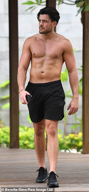 Jordan je nosio par crnih gaćica za plivanje