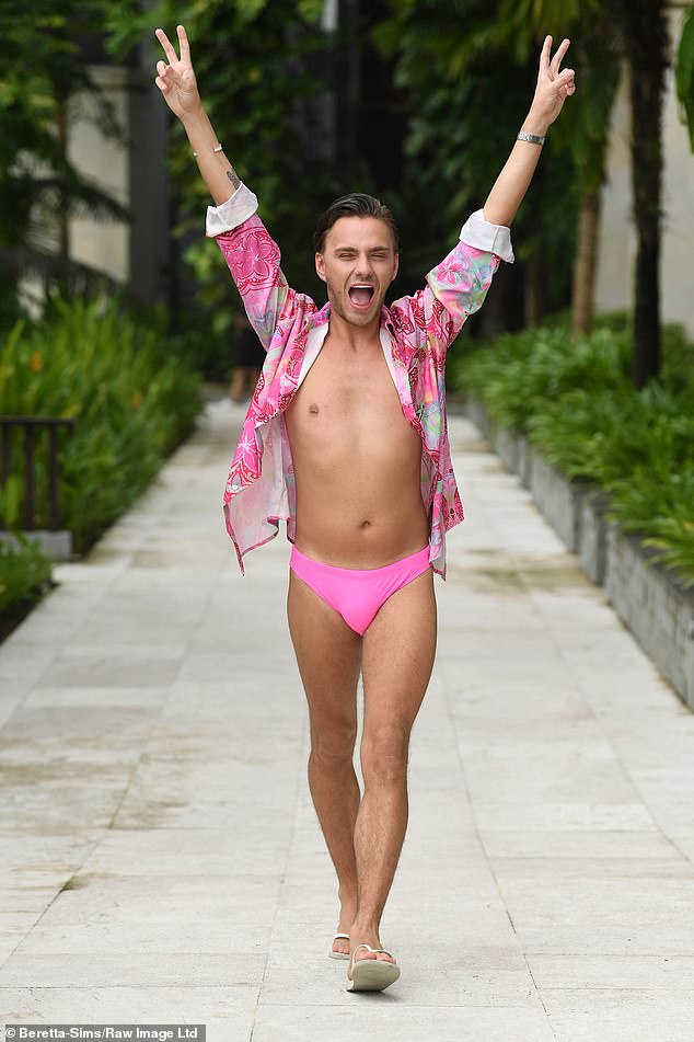 Freddie je uzbuđeno bacio ruke u zrak noseći par vrućih ružičastih krijumčara