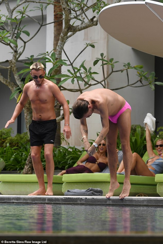 Harry je nastavio pokazivati ​​svoju nevjerojatnu transformaciju dok je uronio u bazen nakon što je proveo šest mjeseci naporno radeći u teretani