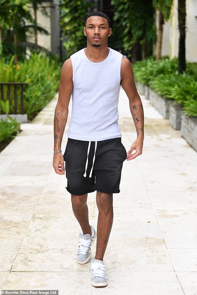 Roman Hackett se također pridružio, ali njegova djevojka iz zvijezde Love Island Matilda Draper nije joj na vrijeme dobila vizu