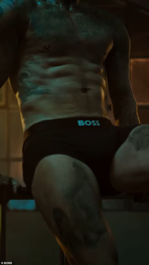 Niz izbliza snimka njegovih bokserskih kratkih hlača bilo je teško izbaciti oko