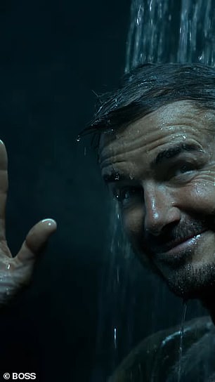 Prizor s ocjenom X primijetila je žena na zabavi koja mu se osmjehuje dok se David nasmiješi natrag nakon svog punog frontalnog prikaza