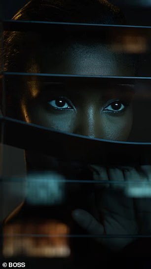 Prizor s ocjenom X primijetila je žena na zabavi koja mu se osmjehuje dok se David nasmiješi natrag nakon svog punog frontalnog prikaza