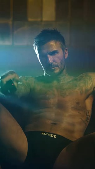 Slijedi niz mučnih snimki izbliza, dok David zavija na sofi, dok kamera zalijepi lice i torzo