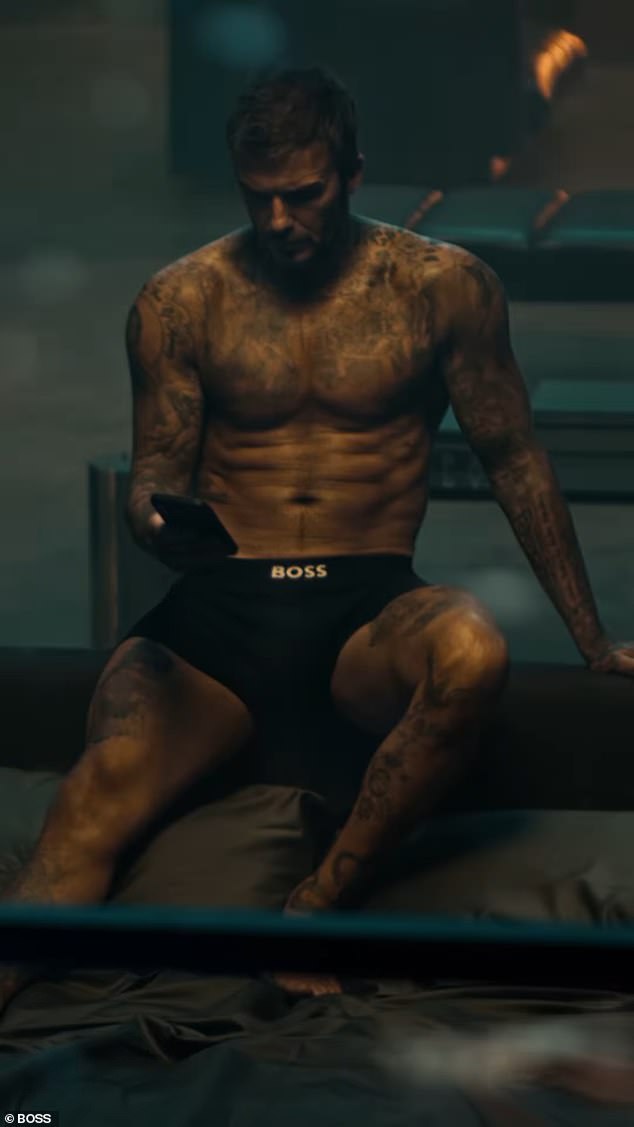 Davida su gledali njegovi susjedi nasuprot dok je u svom stanu stavljao zasjajni prikaz