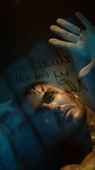 Slijedi niz mučnih snimki izbliza, dok David zavija na sofi, dok kamera zalijepi lice i torzo