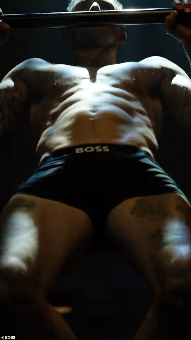 Noseći samo par boksera šefa, David se opušta u svom stanu, igrajući bazen i radi vuče na baru - s rezultatima spuštanja čeljusti