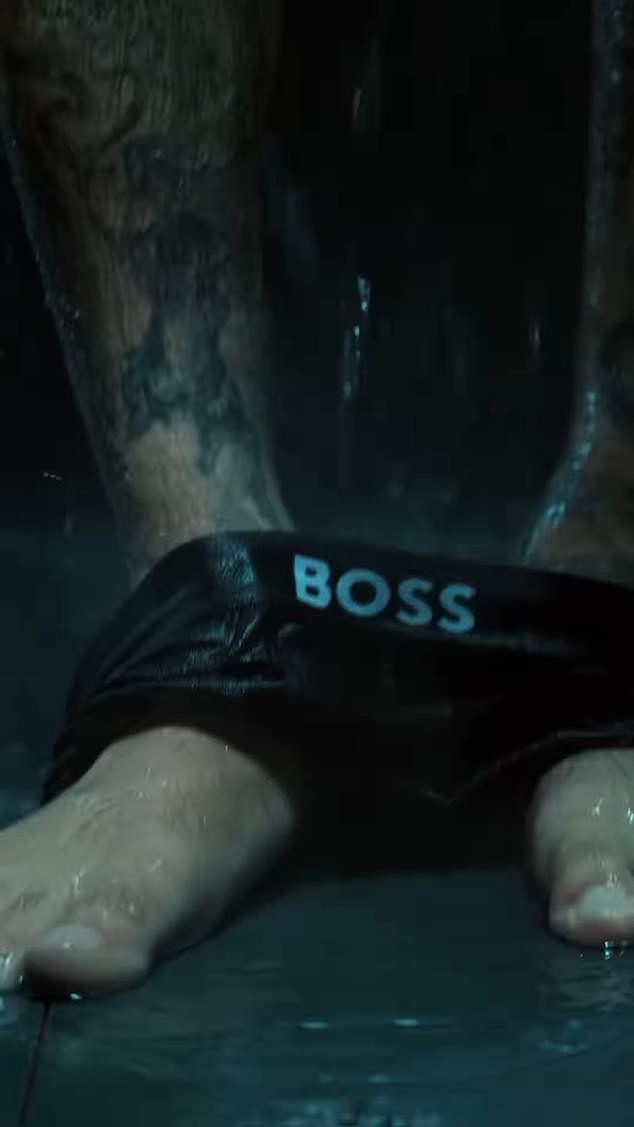 Na samom kraju oglasa David uklanja svoje mokre boksere i ostavlja ih na dnu za tuširanje