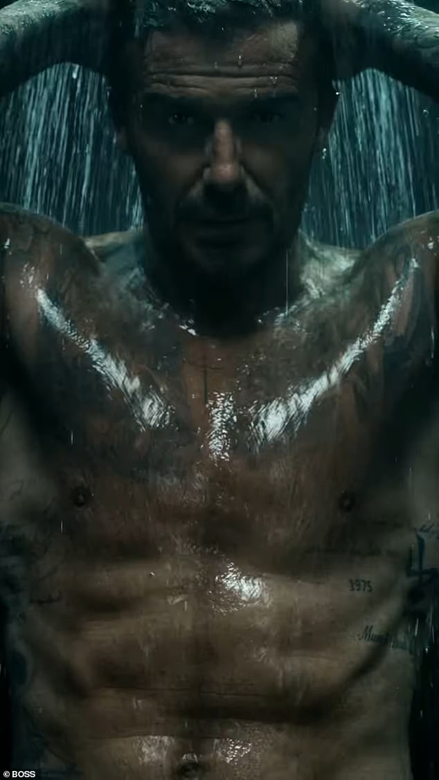 David se oprao u trenutku parnog tuširanja