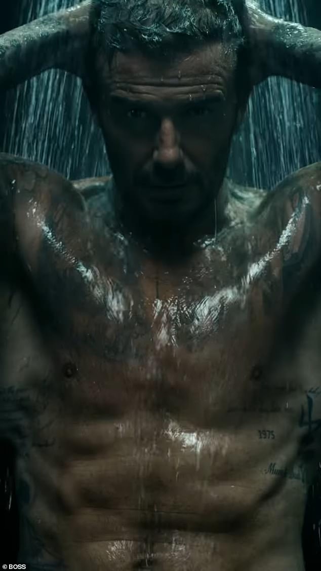 Dok je pokazivao svoje trbuh pod tušem, promatrao je kroz prozor od svojih umetnutih susjeda